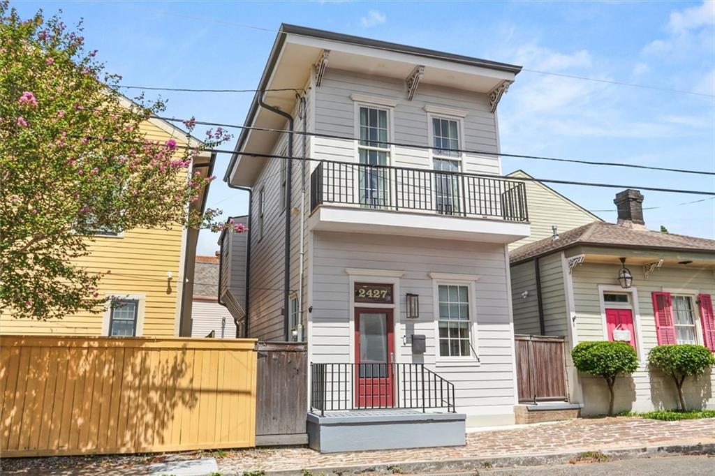 2427 LAUREL Street