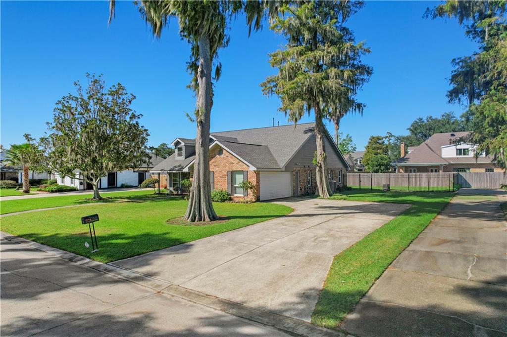 31 E WOODLAWN Drive