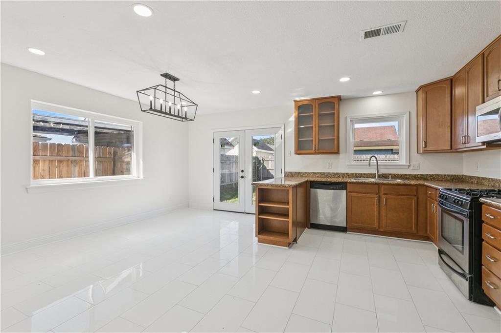 428 BANNERWOOD Drive