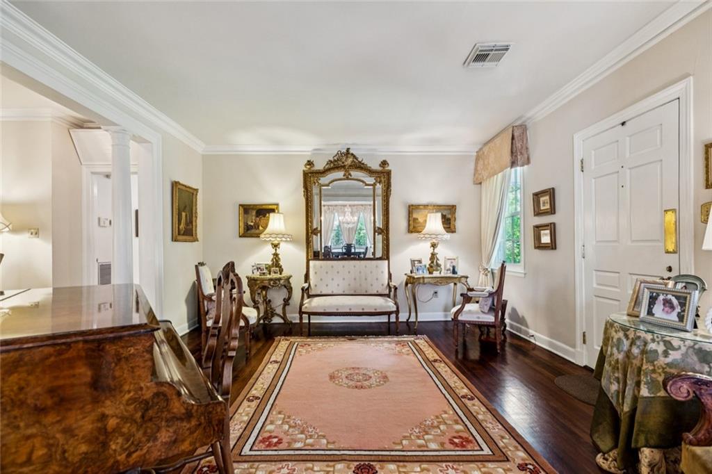 107 E OAKRIDGE Park