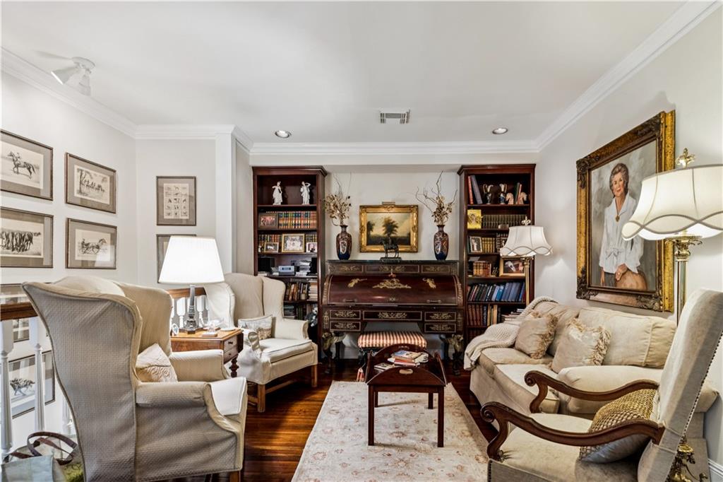 107 E OAKRIDGE Park