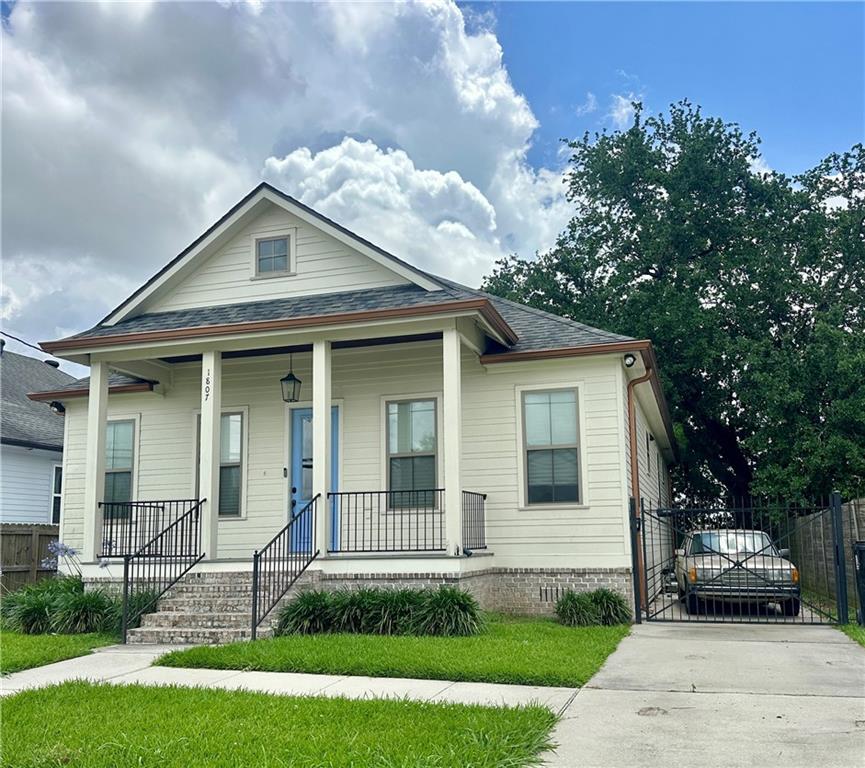 1807 CENTER Street