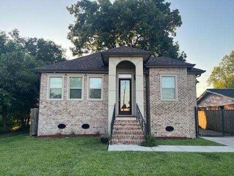 1604 SCHNELL Drive Arabi LA 70032