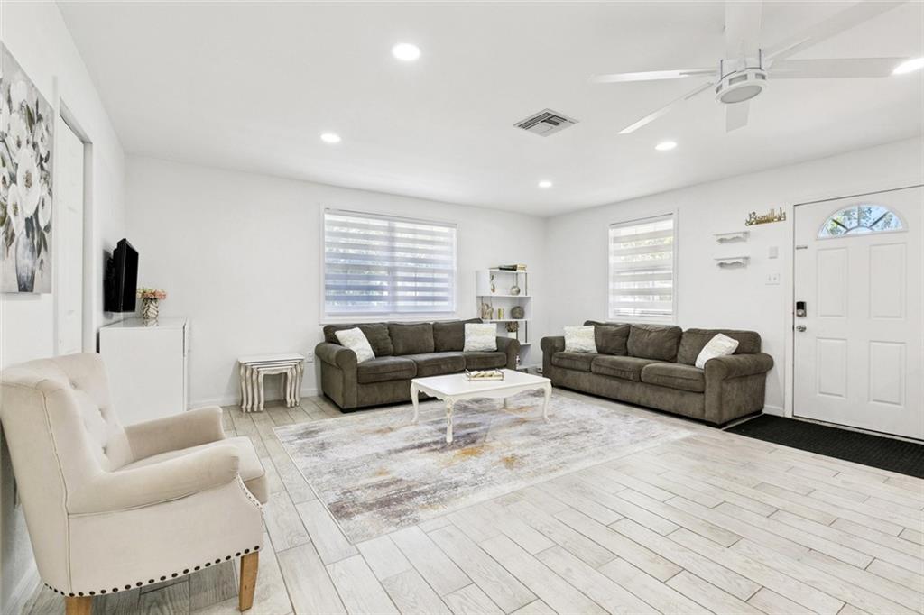 1015 ROSELAWN Street