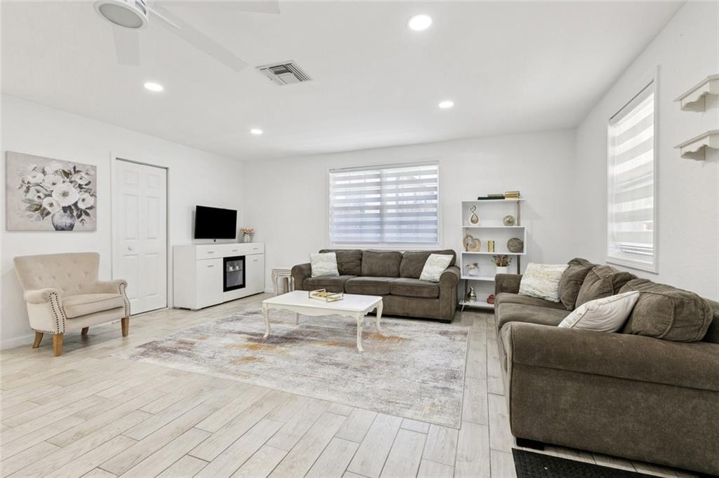 1015 ROSELAWN Street