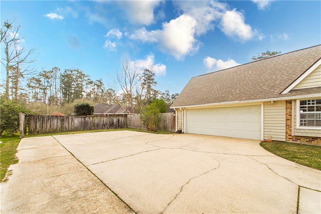 Hammond, Louisiana 70401, United States, 5 Bedrooms Bedrooms, ,4 BathroomsBathrooms,Residential,Pending,9957