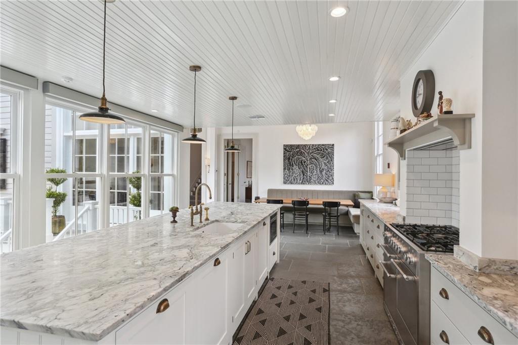 New Orleans, Louisiana 70130, United States, 6 Bedrooms Bedrooms, ,7 BathroomsBathrooms,Residential,Active,212329