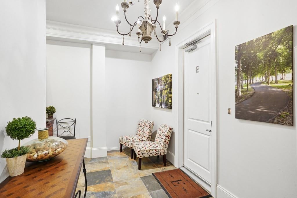 333 CHARTRES Street E
