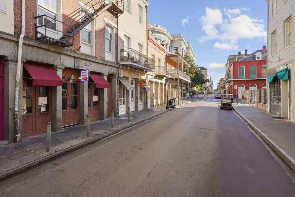 333 CHARTRES Street E