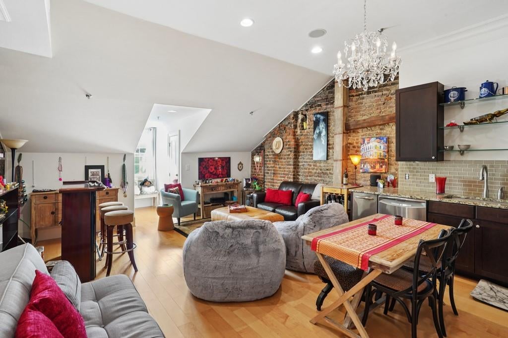 333 CHARTRES Street E