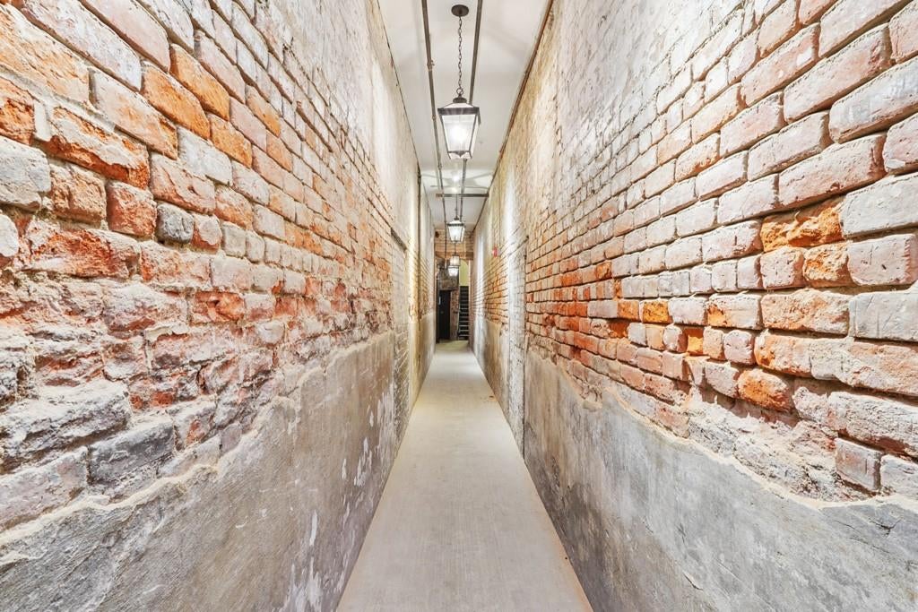 333 CHARTRES Street E