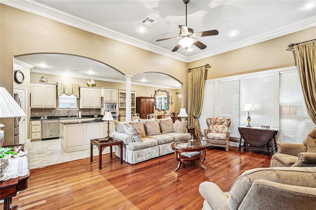 605 LONGUE VUE Place