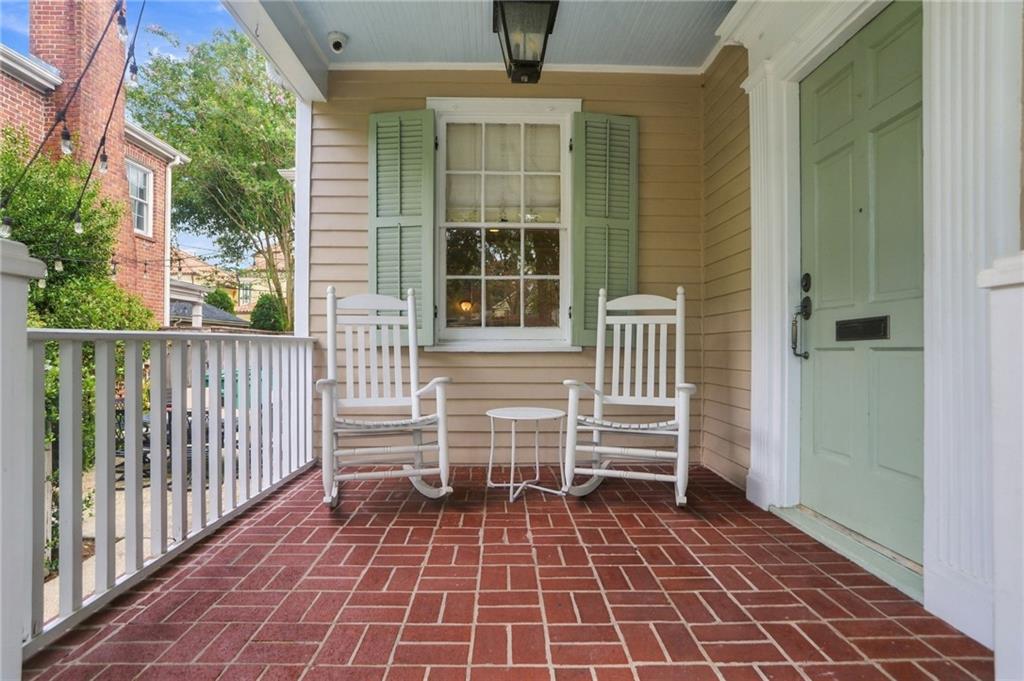 233 W LIVINGSTON Place