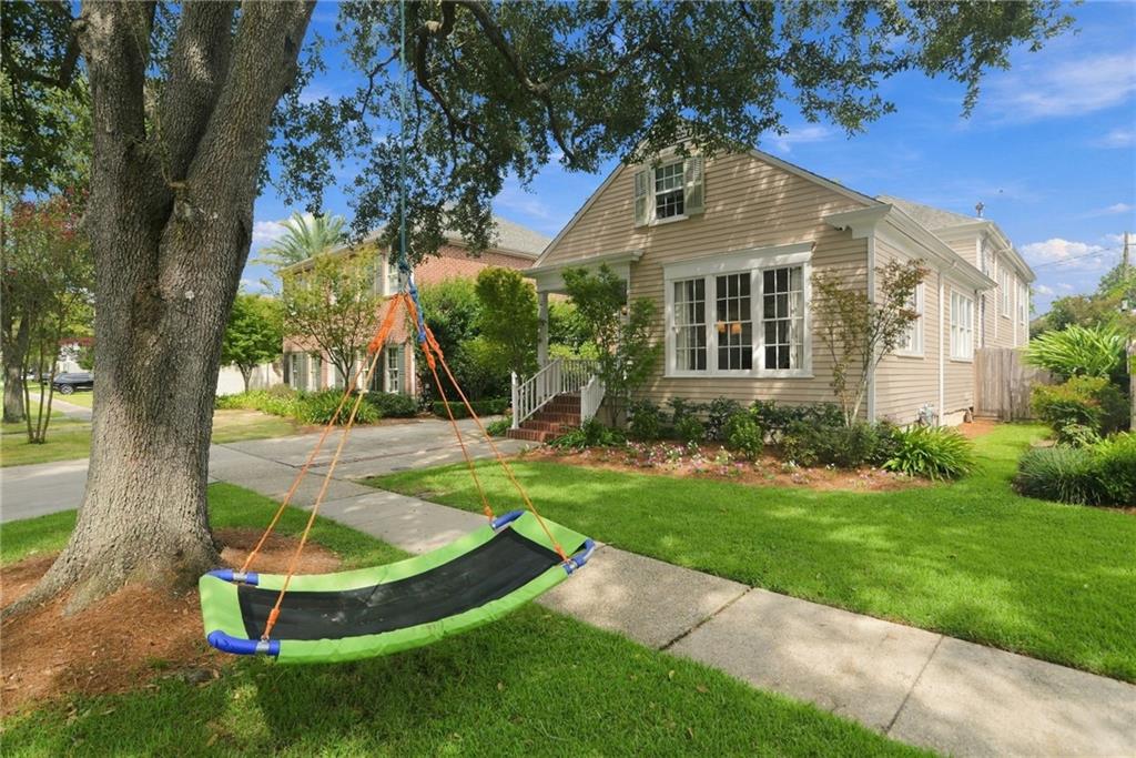 233 W LIVINGSTON Place