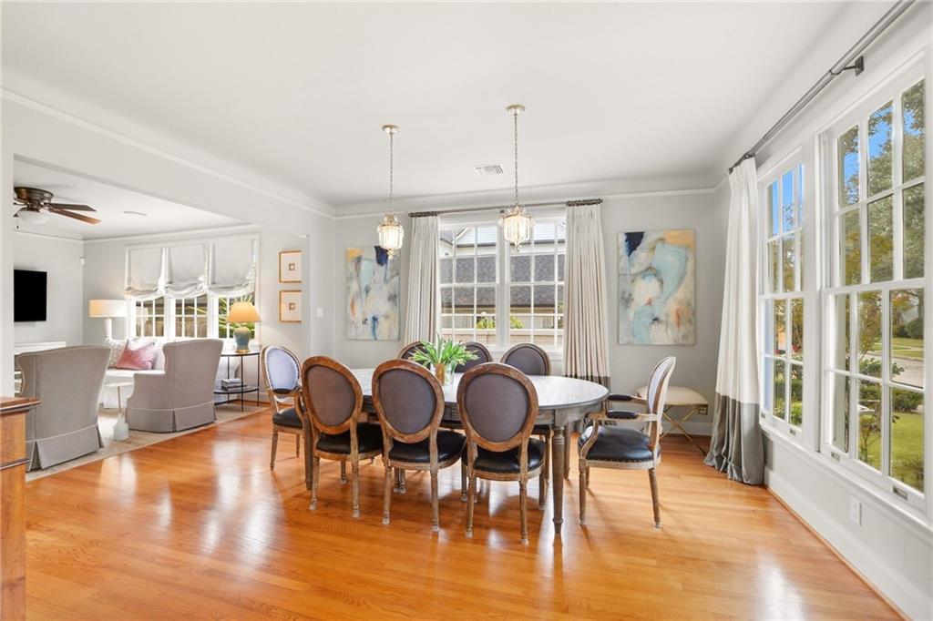 233 W LIVINGSTON Place
