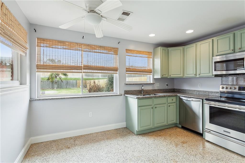 New Orleans, Louisiana 70124, United States, 2 Bedrooms Bedrooms, ,1 BathroomBathrooms,Residential,Pending,66308