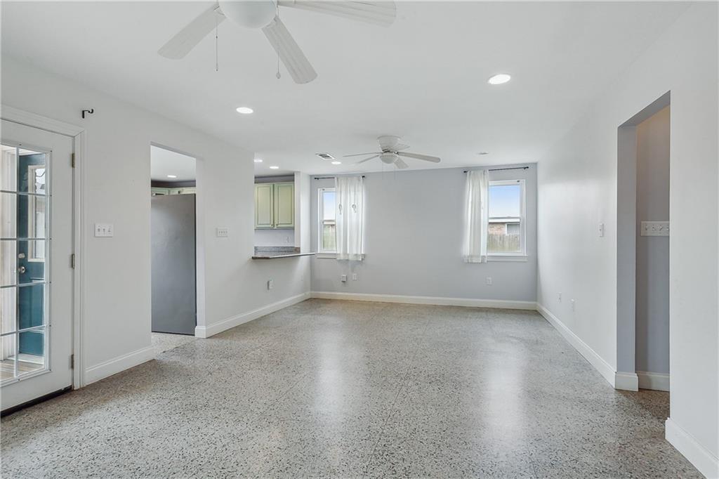 New Orleans, Louisiana 70124, United States, 2 Bedrooms Bedrooms, ,1 BathroomBathrooms,Residential,Pending,66308