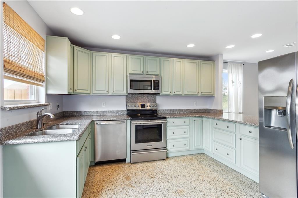 New Orleans, Louisiana 70124, United States, 2 Bedrooms Bedrooms, ,1 BathroomBathrooms,Residential,Pending,66308