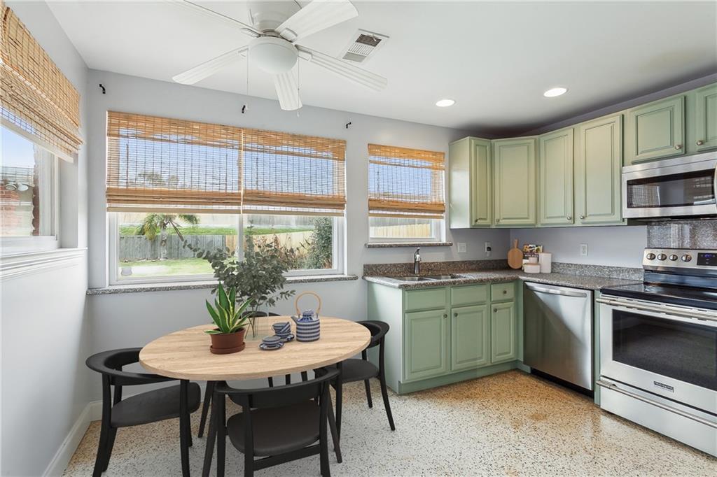 New Orleans, Louisiana 70124, United States, 2 Bedrooms Bedrooms, ,1 BathroomBathrooms,Residential,Pending,66308