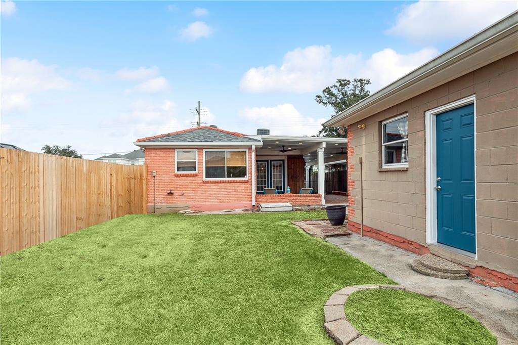 New Orleans, Louisiana 70124, United States, 2 Bedrooms Bedrooms, ,1 BathroomBathrooms,Residential,Pending,66308