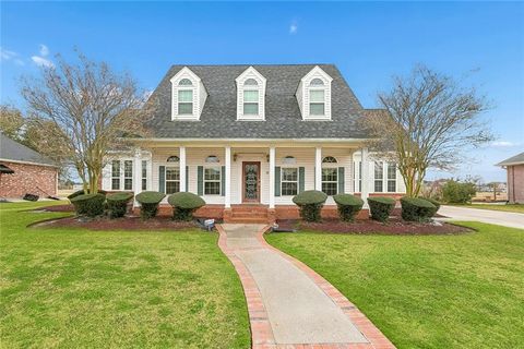 1304 LAKE LOUISE Drive Gretna LA 70056