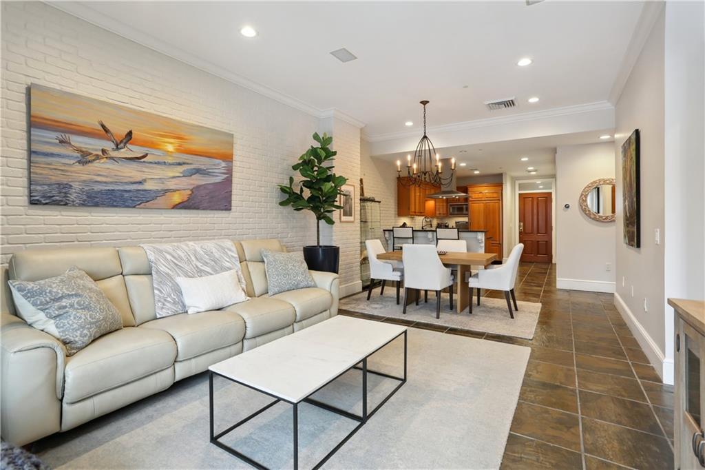 625 SAINT CHARLES Avenue 10C