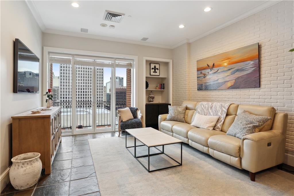 625 SAINT CHARLES Avenue 10C