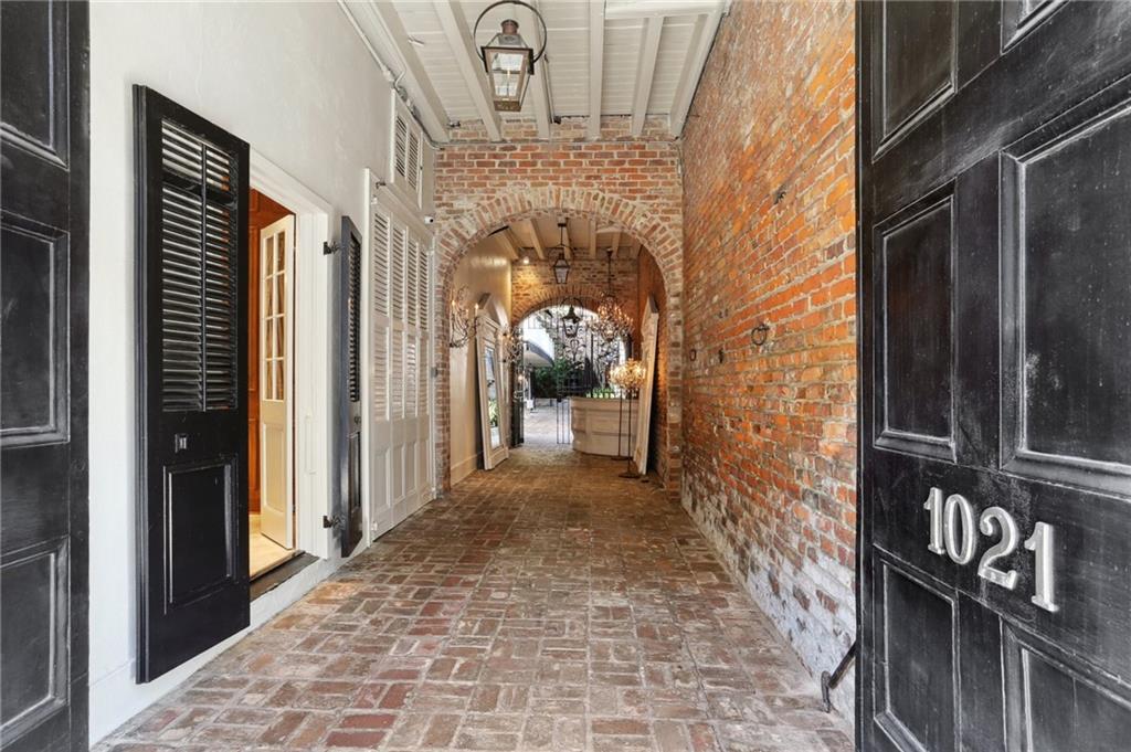 1021 CHARTRES Street