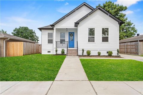 3312 DAUTERIVE Drive Chalmette LA 70043