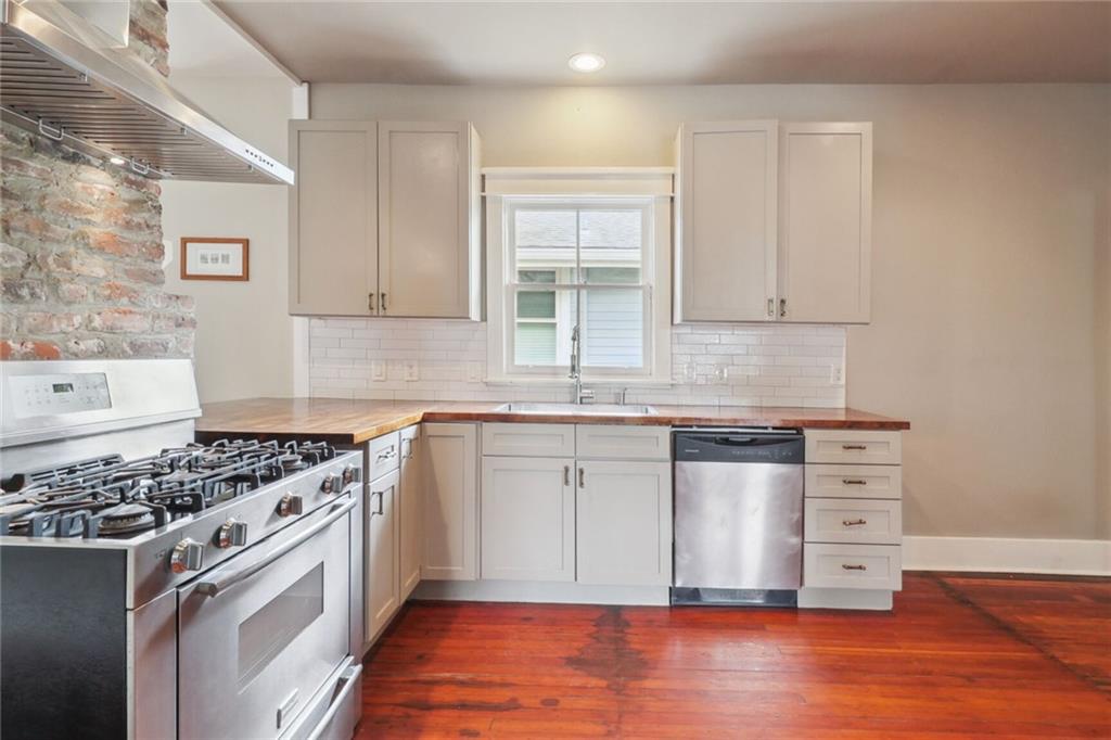 New Orleans, Louisiana 70115, United States, 4 Bedrooms Bedrooms, ,2 BathroomsBathrooms,Residential,Pending,69410