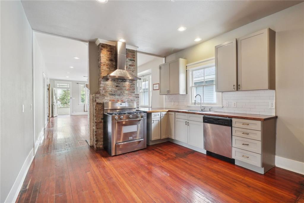 New Orleans, Louisiana 70115, United States, 4 Bedrooms Bedrooms, ,2 BathroomsBathrooms,Residential,Pending,69410