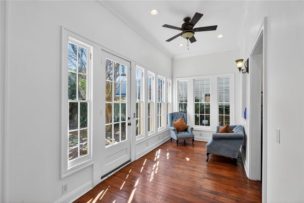 1030 BURGUNDY Street