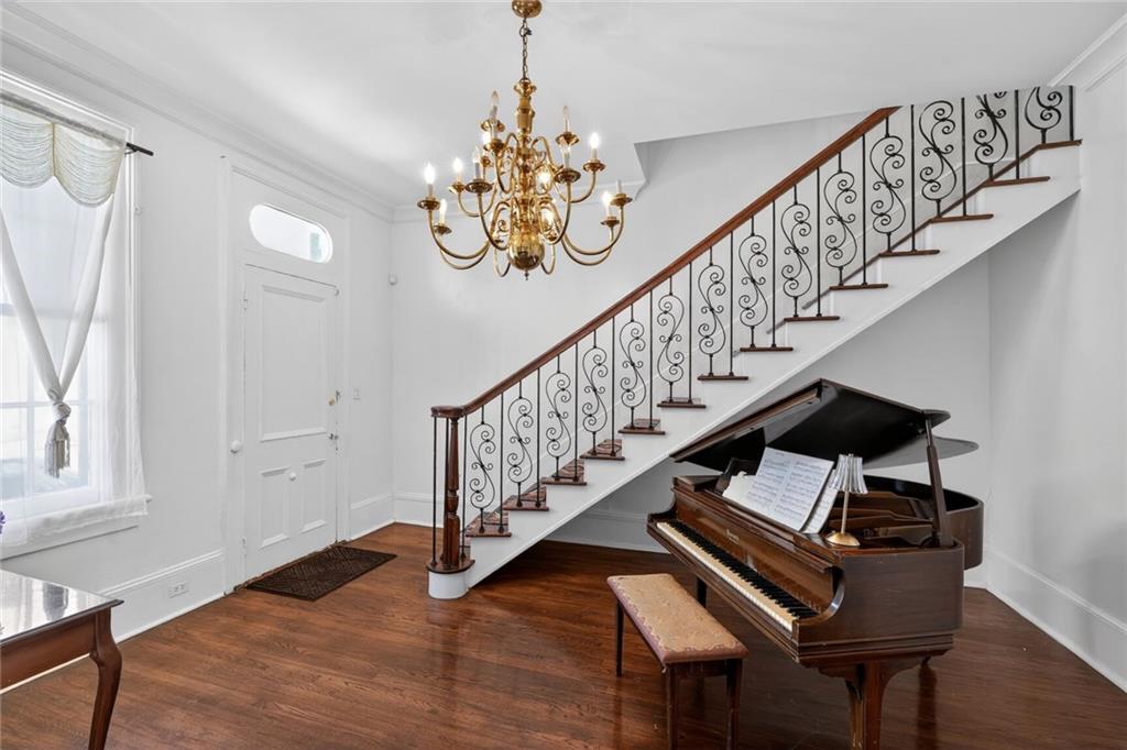 1030 BURGUNDY Street