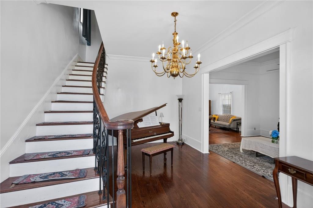 1030 BURGUNDY Street