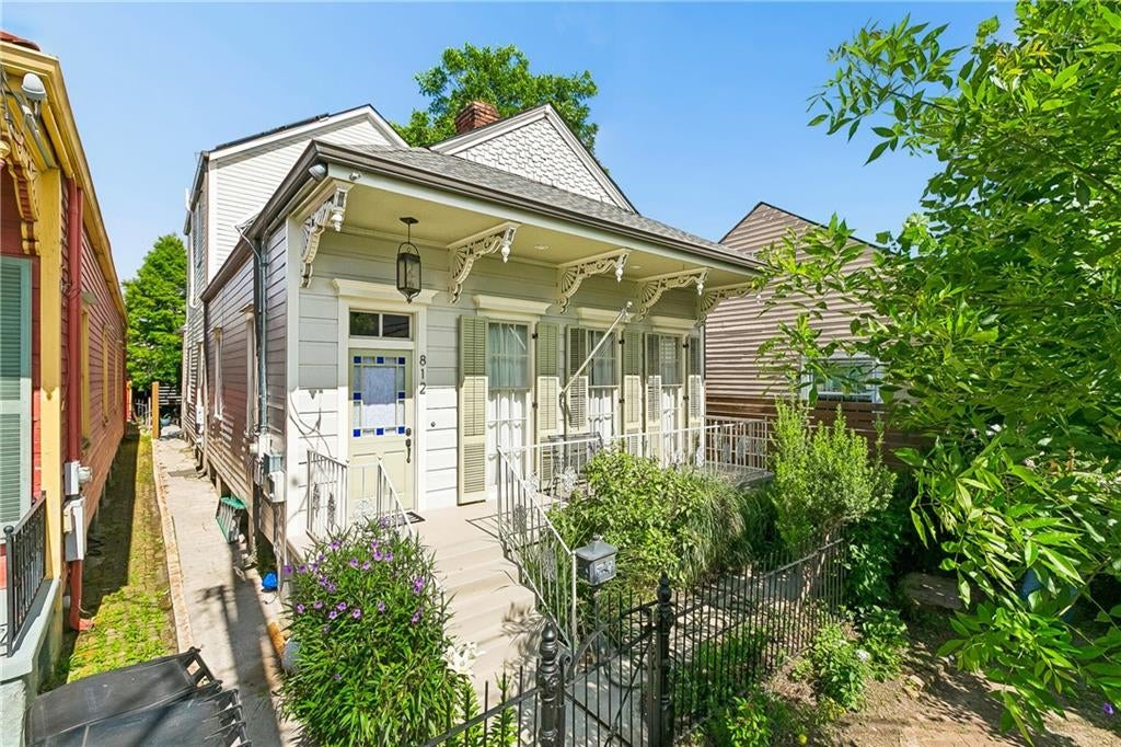 812 LYONS Street