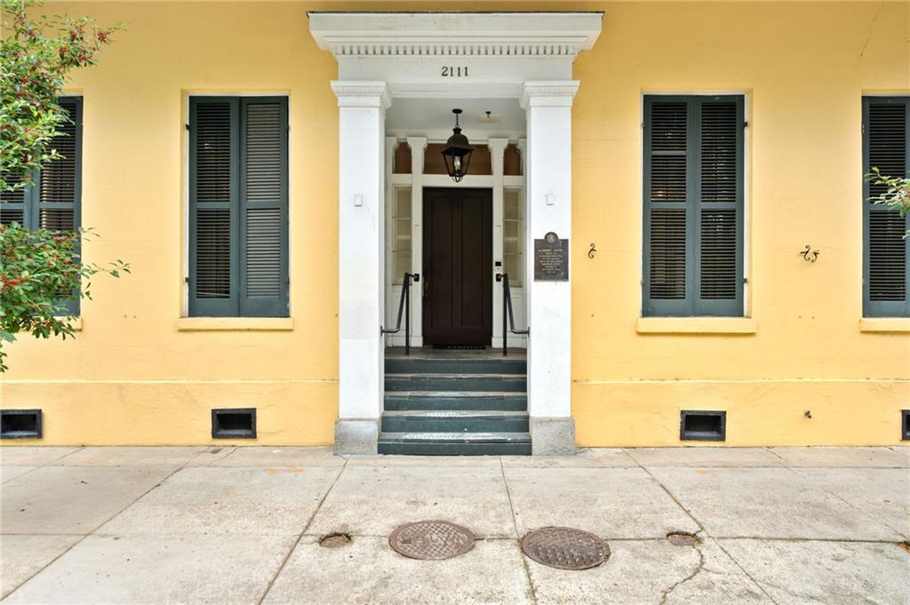 2111 DAUPHINE Street