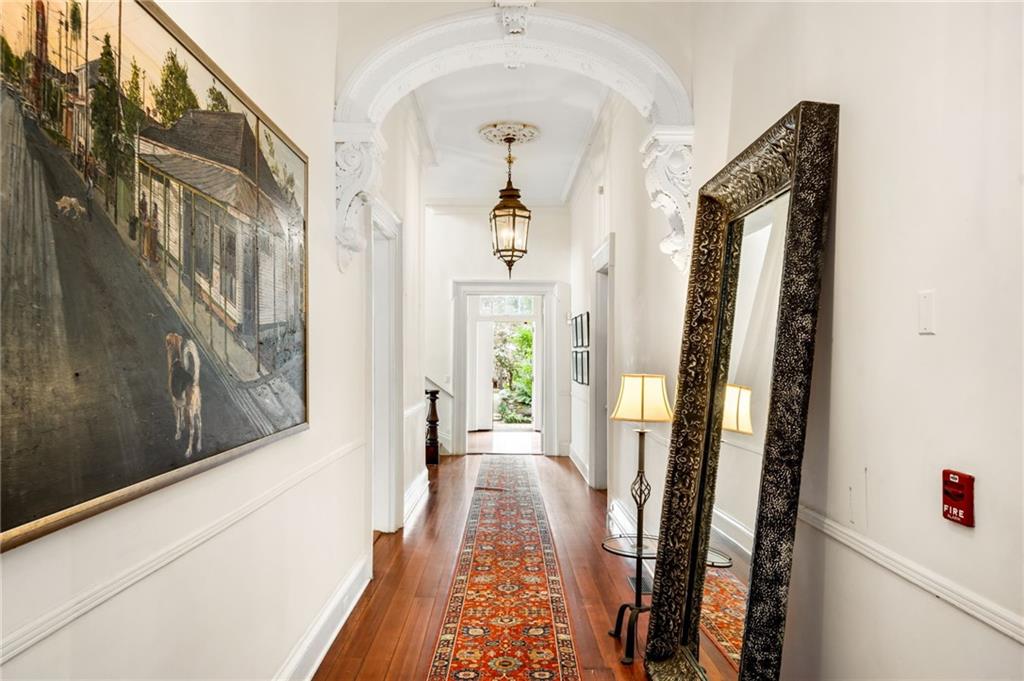 2111 DAUPHINE Street