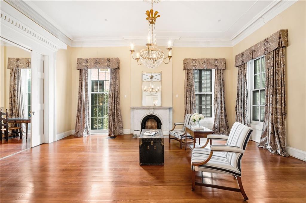 2111 DAUPHINE Street