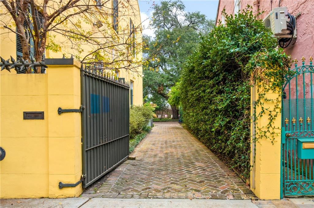 2111 DAUPHINE Street