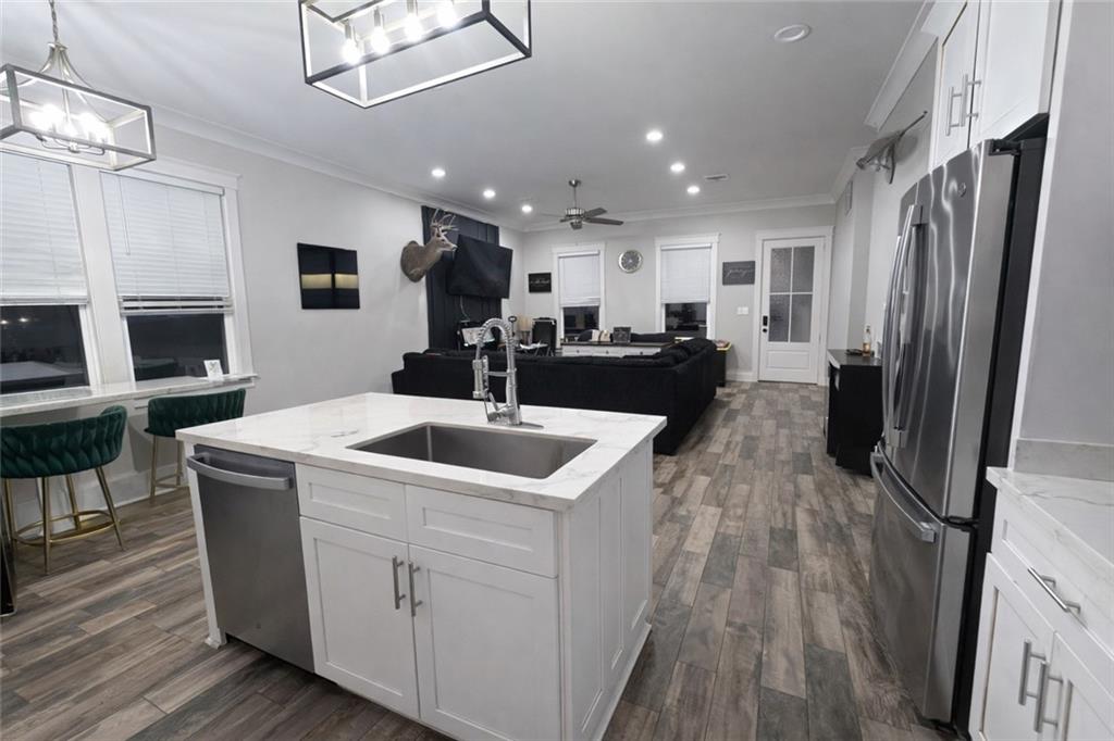 2408 LLOYDS Avenue