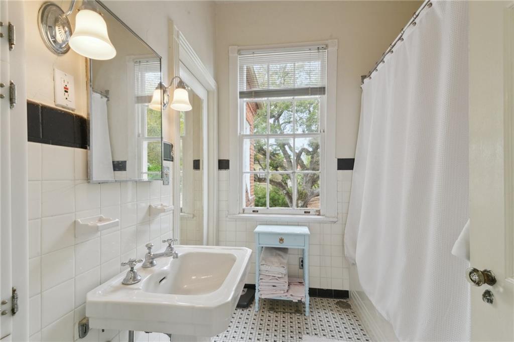 New Orleans, Louisiana 70125, United States, 4 Bedrooms Bedrooms, ,4 BathroomsBathrooms,Residential,Active,103701