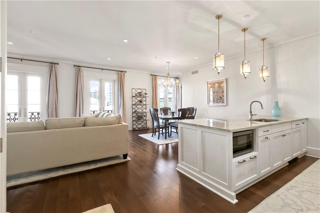 700 MAGAZINE Street 402