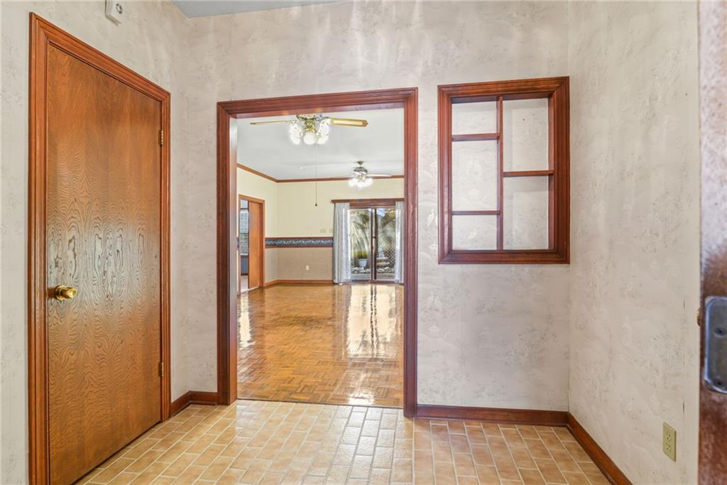 932 MARTIN BEHRMAN Walk