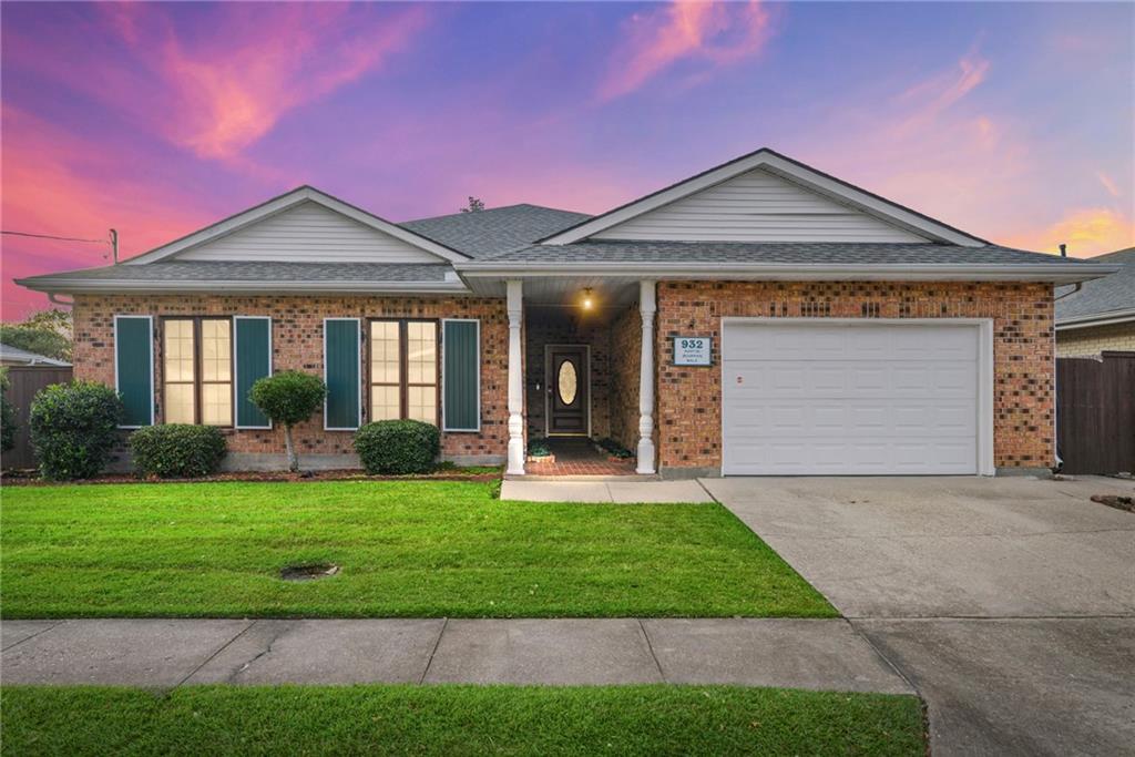 932 MARTIN BEHRMAN Walk