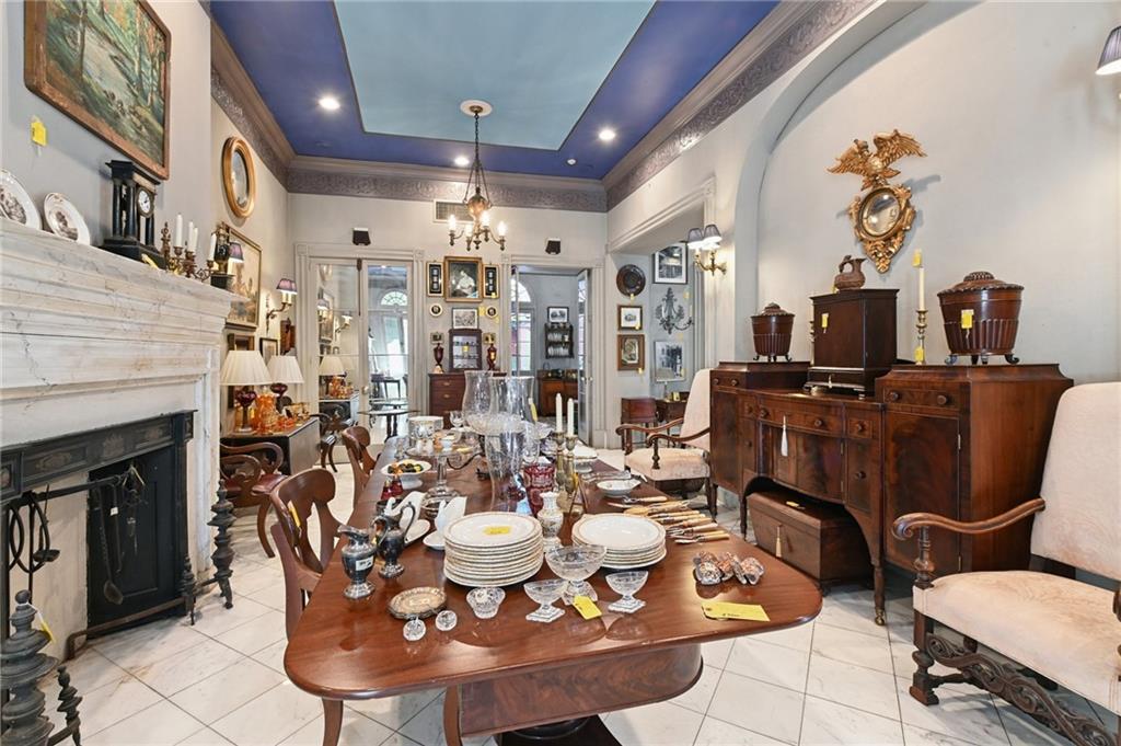 1037 ESPLANADE Avenue