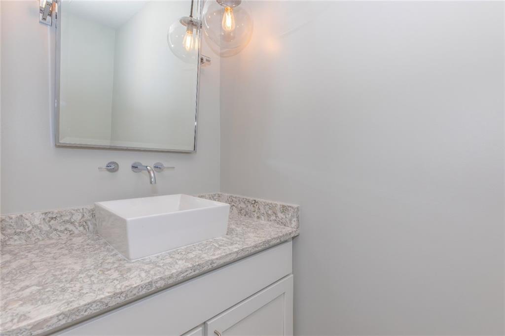 New Orleans, Louisiana 70115, United States, 1 Bedroom Bedrooms, ,2 BathroomsBathrooms,Residential,Pending,68355