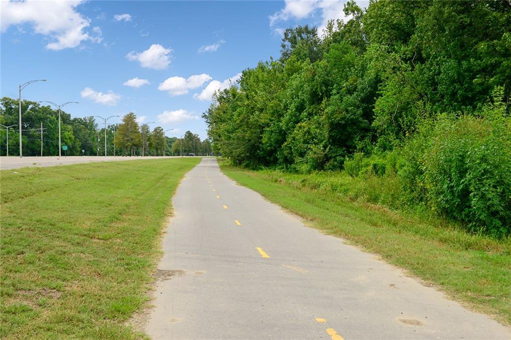LEO KERNER Parkway