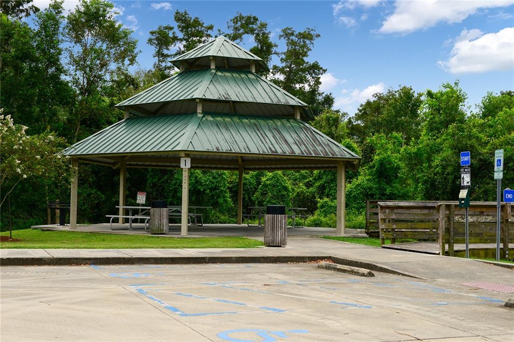 LEO KERNER Parkway