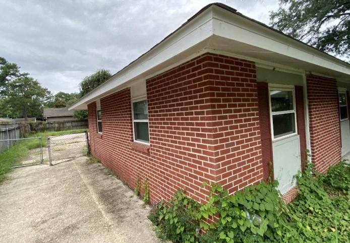 103 W HICKORY Street