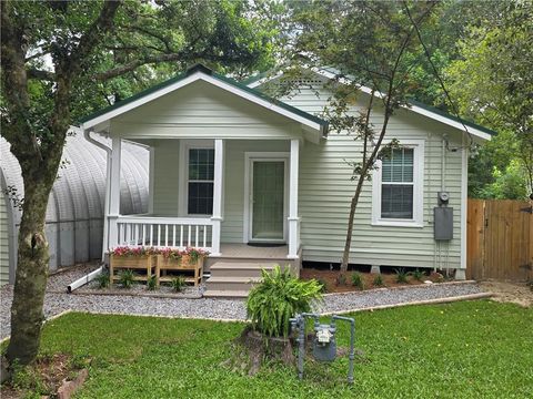 Photo of 424 E MAGEE Street, Covington, LA 70433 (MLS # 2561525)